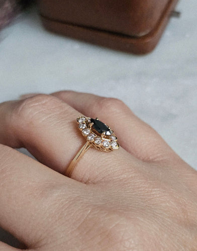 Bague 52.5 Bague marquise saphir et diamants en or jaune 18 carats 58 Facettes 706