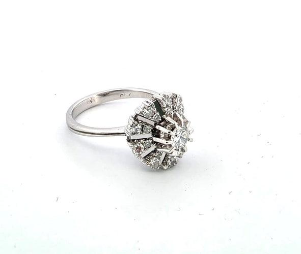 Bague 53 Bague en or blanc avec diamant central et diamants environnants 58 Facettes