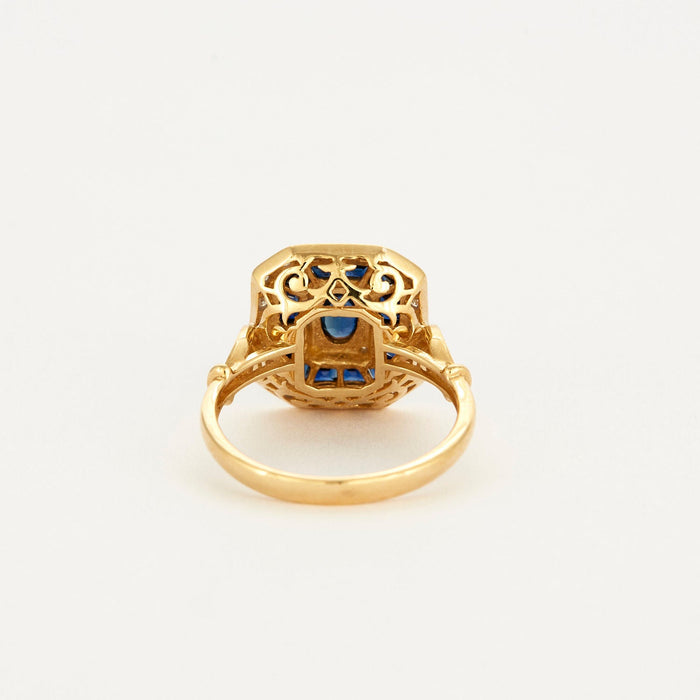Ring im Art-Deco-Stil mit Saphiren und Diamanten in Gelbgold