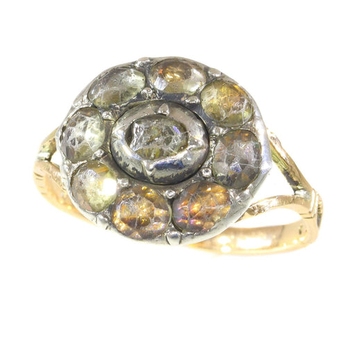 Bague 53 La splendeur du baroque : un regard attentif sur une bague du XVIIe siècle 58 Facettes 21257-0664