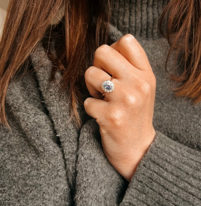 Bague 54 Bague en or jaune avec saphir bleu antique et diamants 58 Facettes