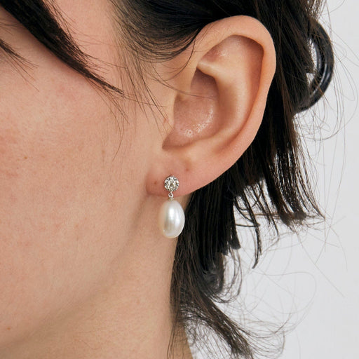 Boucles d'oreilles Paire de pendants d'oreilles en or blanc ornée de deux perles de culture 58 Facettes
