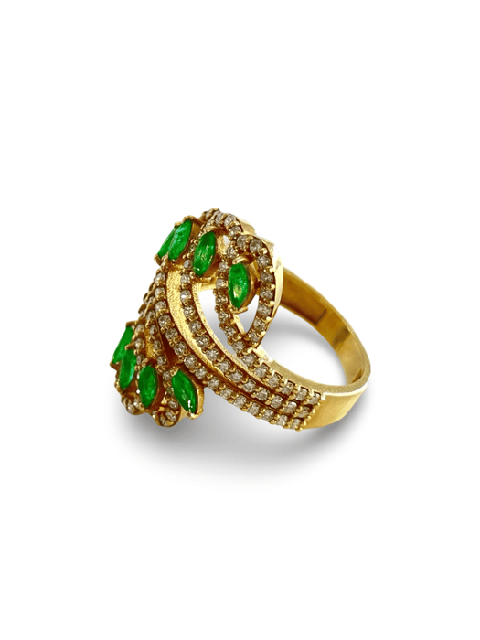 Anillo de oro rosa con esmeralda y diamantes.