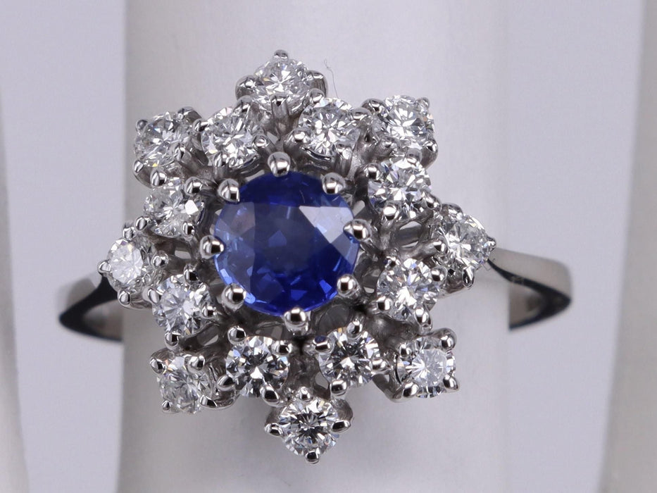 Anello rotondo in oro bianco con zaffiro blu reale e diamanti