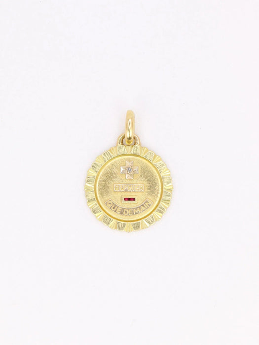 Pendentif AUGIS - Médaille amour ronde striée or jaune diamants rubis 58 Facettes J620