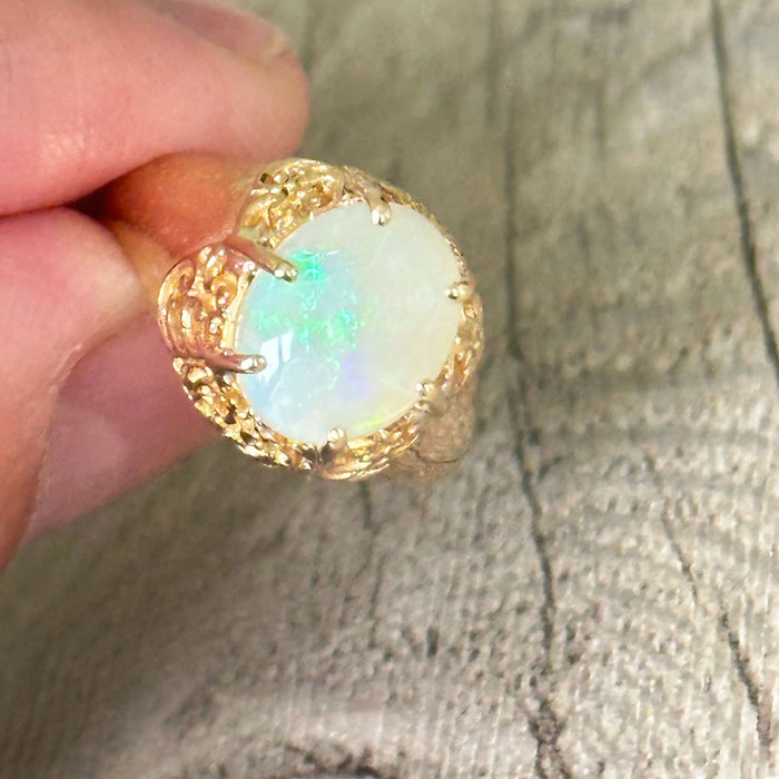 Alter durchbrochener Ring, besetzt mit einem Cabochon-Opal