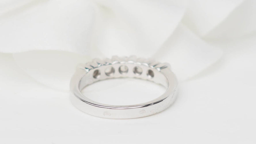 Bague 53.5 Demi alliance en or blanc et diamants 0.60ct 58 Facettes 31384