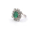 Bague 55 Magnifique bague en or blanc avec une émeraude centrale et des diamants tout autour. 58 Facettes