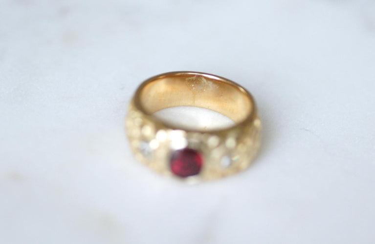 Bague 54 Bague Ancienne Bandeau or jaune, Rubis 1,70 Cts et Diamants 58 Facettes