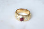 Bague 54 Bague Ancienne Bandeau or jaune, Rubis 1,70 Cts et Diamants 58 Facettes