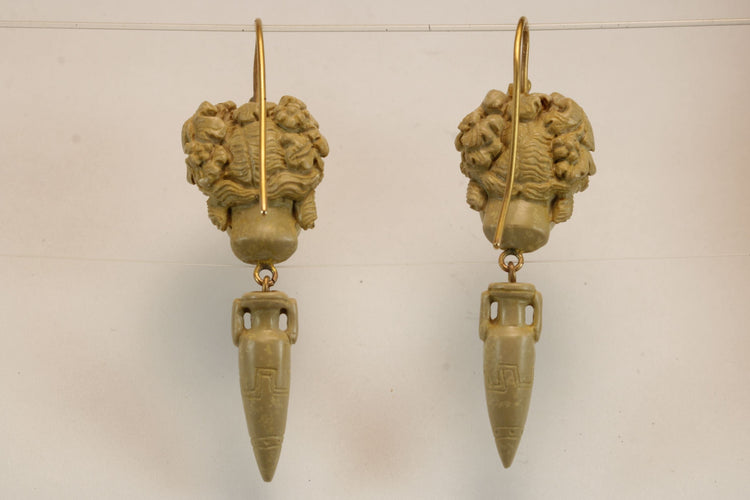 Boucles d'oreilles Boucles d'oreilles en or avec camées de lave antiques 58 Facettes 7604