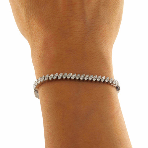 Bracelet Bracelet de tennis en or blanc serti de diamants taille brillant de 3,07 ct 58 Facettes G3845