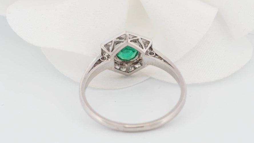 Bague 55.5 Bague hexagonale en platine, émeraude et diamants 58 Facettes 33046