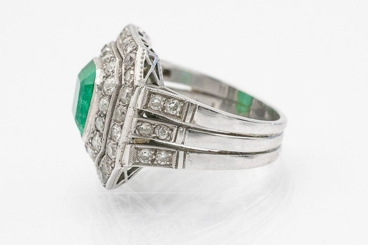 Bague 52 Bague chevalière Art déco avec émeraude 2.00 ct et diamants en or blanc 58 Facettes 11035