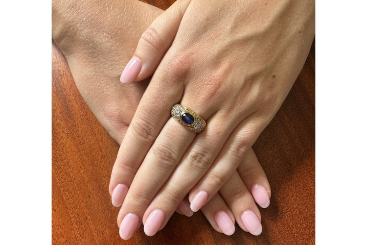 Anello antico in oro giallo con zaffiro e diamanti, Paesi Bassi. 