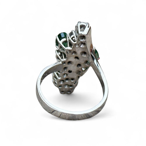 Bague 55 Bague or blanc, émeraudes diamants 58 Facettes 235