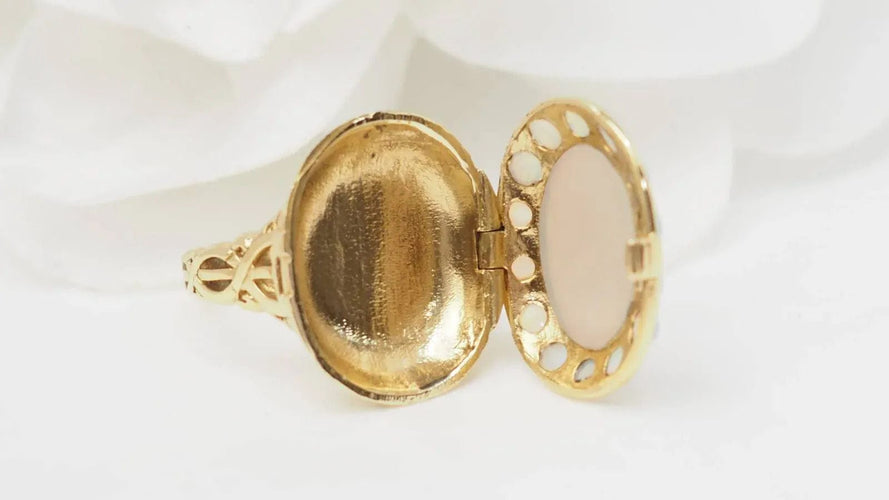 Bague 48 Bague ancienne en or jaune et cabochon d'opale 58 Facettes 32676