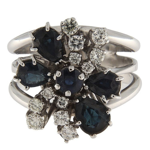 Valkokultainen kukkasormus safiireilla ja timanteilla 