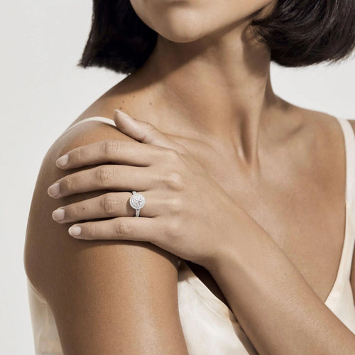 Bague Bague solitaire en or blanc et ornée de diamants taille brillant. 58 Facettes