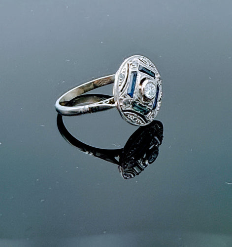 Okrągły pierścionek Art Deco z białego złota i Platyna wysadzany diamentami i szafirami 