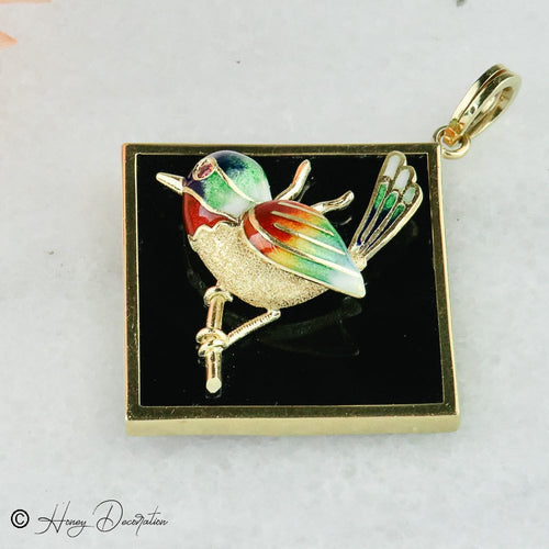 Pendentif Pendentif en or 18 carats avec onyx et oiseau émaillé 58 Facettes 1909