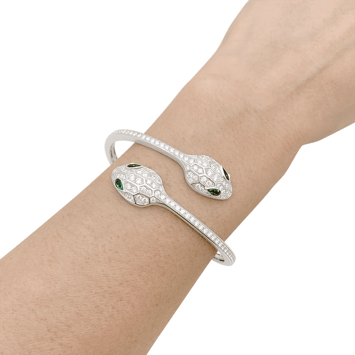 Pulsera Bulgari "Serpenti Seduttori" oro blanco, diamantes, esmeraldas.