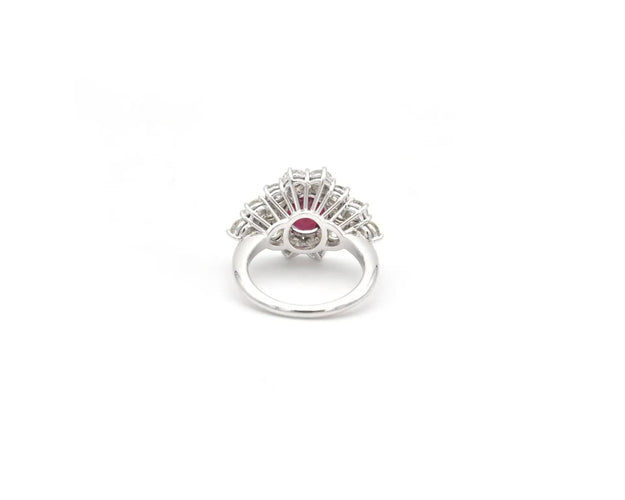 Bague Bague en or blanc avec un rubis de Madagascar de 4 carats et des diamants en périphérie 58 Facettes 14339