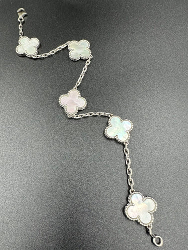 Bracelet VAN CLEEF & ARPELS. Collection "Alhambra Vintage", bracelet or blanc 18K et nacre 58 Facettes