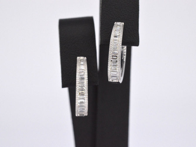 Boucles d'oreilles Boucles d'oreilles en or blanc serties de diamants taille baguette 58 Facettes 2160