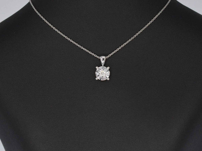 Pendentif Pendentif en or blanc avec un diamant taille brillant 58 Facettes 2190