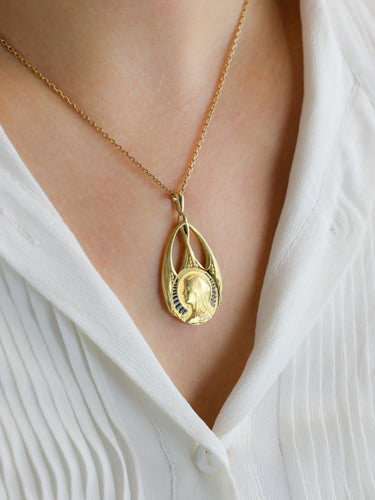 Pendentif Médaille Art Nouveau Vierge de profil or jaune émail plique-à-jour bleu 58 Facettes 1153.13