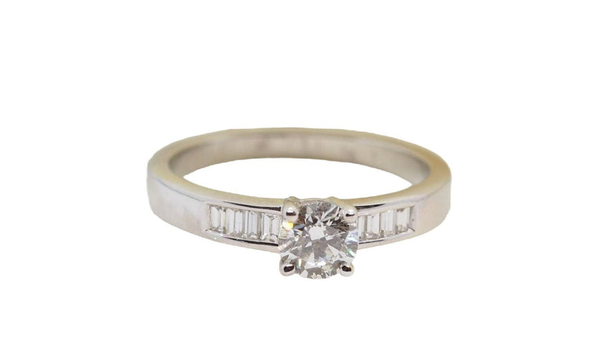 Bague 54 Solitaire en or blanc et diamant rond de 0,52 ct, diamants baguettes 58 Facettes 24474