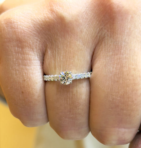 Bague 53 Cartier - Solitaire en platine et diamants 58 Facettes