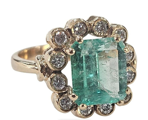 Bague 51 Bague en or jaune sertie d'une émeraude naturelle colombienne de 2,20 carats et de diamants 58 Facettes Q409B