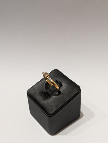 Bague 57 Bague de fiançailles or jaune, diamant cognac et diamants trapèzes 58 Facettes