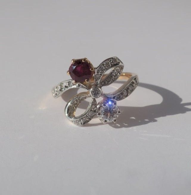 Belle Epoque Knotenring Rubin Diamanten Roségold Platin