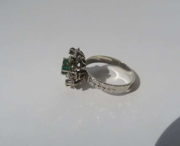 Bague 54 Bague Pompadour or blanc, émeraude et diamants 58 Facettes