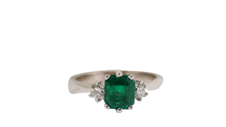 Bague 53 Bague or blanc, émeraude et diamants 58 Facettes 31386