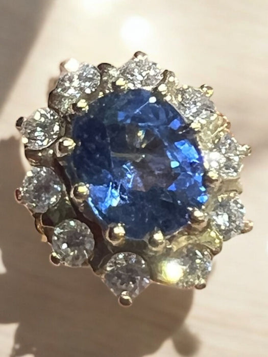 Yellow gold ring with Ceylon sapphire and diamond pavement