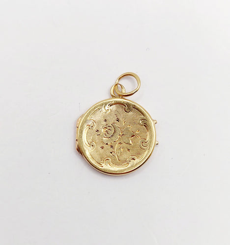 Pendentif Petit pendentif porte photo antique or jaune 18k ciselé de fleurs (circa 1900) 58 Facettes A06174