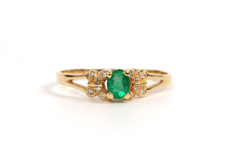 Bague 56 Bague contemporaine en or jaune 18 carats sertie d'une émeraude et de diamants 58 Facettes 21832