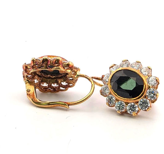 Boucles d'oreilles Boucles d'oreilles en or jaune 18 carats ornées de saphirs ovales et de diamants de 3,60 carats, couleur G, pureté VS 58 Facettes