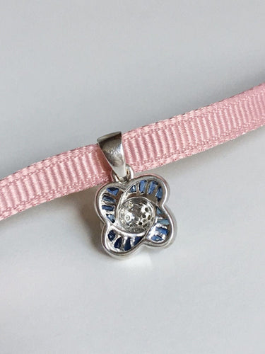 Pendentif Pendentif motif floral en or blanc 18k avec saphirs et diamants 58 Facettes