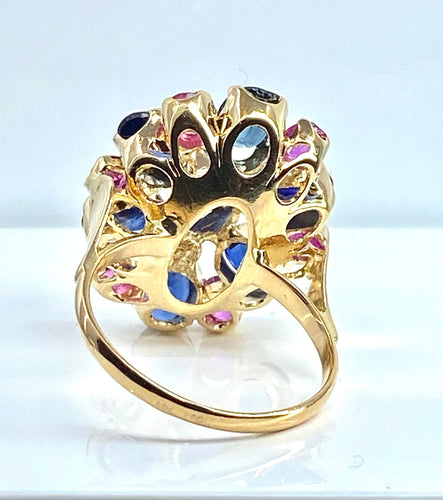 54 Importante bague or jaune, 7 saphirs et 6 rubis 58 Facettes AB454