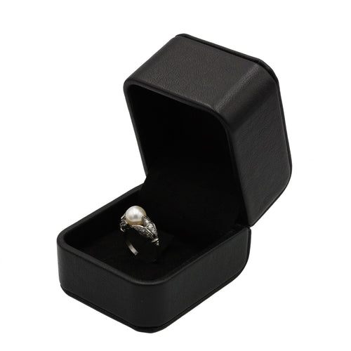 Bague 52 Bague or, diamants et perle 58 Facettes 1150