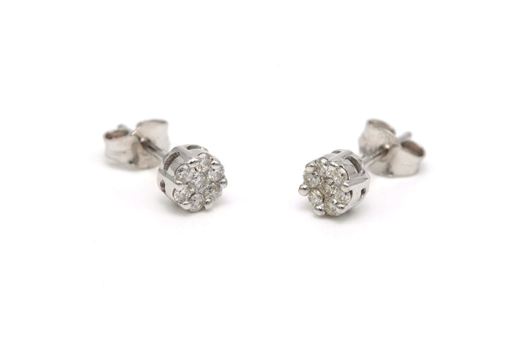 Boucles d'oreilles Boucles d'oreilles contemporaine en or blanc 18 carats serties de diamant 58 Facettes B670