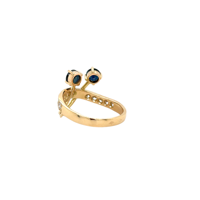 Anillo de oro amarillo con zafiro y diamantes.