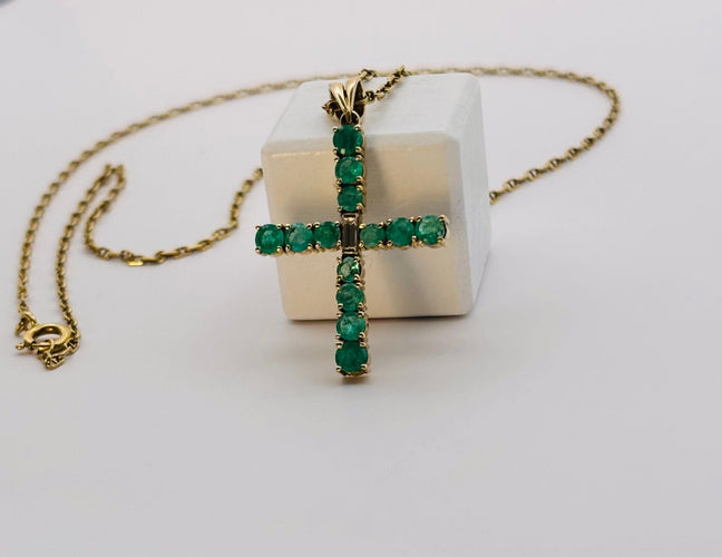 Pendentif Pendentif croix en or jaune avec émeraudes naturelles 58 Facettes 50141