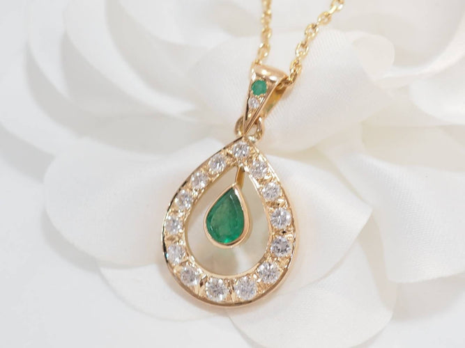 Collier Collier pendentif en or jaune, émeraude et diamants 58 Facettes 33327