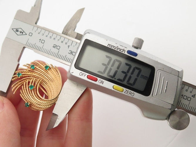 Broche vintage broche epingle tourbillon torsadee or emeraudes 58 Facettes 260447